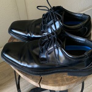 Dockers Shiny Black Leather Oxfords